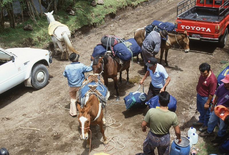 580_Overladen voor de laatste etappe naar Tungurahua Base Camp.jpg